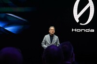 プレスカンファレンスにて「ホンダ0」シリーズを発表する本田技研工業の三部敏宏社長。「2040年までのラインナップの100％電動化」という目標を、あらためて強調していた。