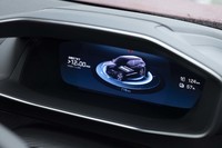 充電中のメーターパネル。バッテリー残量57％から100％までに12時間を要すると表示されている。