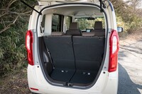 荷室開口部の高さは120.5cmで開口幅は112cm。後席を一番後ろで固定しても奥行きは44cmある。