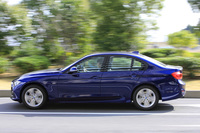 市街地の道を行く「318iスポーツ」。JC08モードの燃費値は、17.2km/リッター。