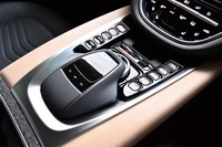 センターコンソールには、インフォテインメントシステムの操作スイッチと並んで、走行モードのセレクターや車高の調節スイッチなどが配される。