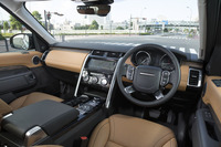 テスト車のインテリアカラーは「ナチュラルシャドーオーク」。ダッシュボードの前面やドアのインナーパネルなどに、本革がぜいたくに使用される。
