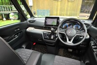 室内は軽スーパーハイトワゴンらしい広々とした雰囲気だ。視界のよさも見逃せないポイント。