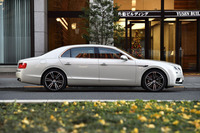 動力性能は、0-100km/h加速が4.9秒で、最高速が306km/h。