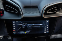 「ローマ」では縦型だったセンターディスプレイは横長のもの（画面サイズは10.25インチ）に変更されている。