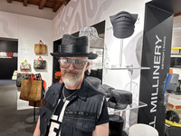 今回はフィレンツェの紳士ファッション見本市「ピッティ・イマージネ・ウオモ」が舞台である。デトロイトを拠点とする帽子デザイナー、ボスウェル・ハードウィック氏。