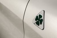「クアドリフォリオ（Quadrifoglio）」とは「四つ葉のクローバー」の意。アルファ・ロメオの“レース魂”を示すマークとして、古くから用いられてきた。