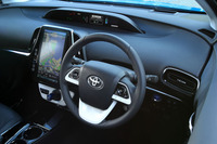 運転席まわりの様子。ダッシュボード中央の天地に薄いメーターや、センターコンソールの大型モニターが特徴的。