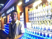 こちらは陶器製つぼ入りの、北京ヨーグルト屋台のお兄さん。