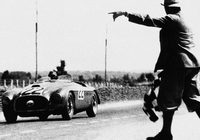 1949年のルマン24時間レースで優勝した、ルイジ・キネッティとピーター・ミッチェル・トムソンがドライブする「フェラーリ166MM」。