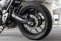 タイヤサイズは前が110/70R17、後ろが150/60R17。ドライ／ウエットの両方の性能を重視した、ピレリのロード用スポーツタイヤ「ディアブロ ロッソIII」が装着されていた。