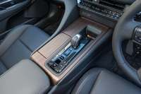 ドライブモードセレクターはシフトレバーの後方にレイアウト。後席の乗り心地を優先する「リアコンフォート」モードが新しい。