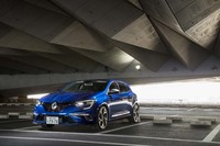 4代目「ルノー・メガーヌ」が日本で発売されたのは、2017年11月のこと。従来型の販売傾向を鑑みて、「GT」「GTライン」、そしてステーションワゴンの「スポーツツアラーGT」と、スポーティーなモデルのみが導入される。