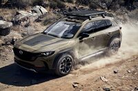 既存のマツダ製クロスオーバーとは一線を画すモデルとして、2021年に登場した「CX-50」。デザイン、パフォーマンスともに、ややオフロード寄りとしたモデルだ。