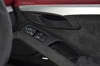 ドア内側の開閉ノブは「911 GT3 RS」などと同様に簡素なストラップ式。カラーはブラック（写真）のほか、イエロー、レッド、グレーの全4色が設定されている。