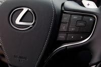 ステアリングホイールに備わる、前走車追従機能付きクルーズコントロールの操作スイッチ。ADASの大幅な進化も、新型「LS」の大きな特徴となっている。