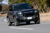 「ディフェンダー」のV8モデルは2024年モデル限定で販売。「90」と「110」に設定され、その名も「V8」と「V8カルパチアンエディション」（今回の試乗車）の2グレードがある。