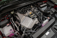 1.2リッター直4直噴ターボエンジンは最高出力116ps、最大トルク185Nmを発生。「オーリス」に搭載されていたものと基本スペックは変わらないが、エンジン回転計のレッドゾーンの始まりが5600rpmから6100rpmへと高められている。