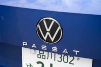 「VW」エンブレムは最新のフラットデザインタイプに変更。その下にモデル名を大きくレイアウトするのも最新のフォルクスワーゲン車に共通の意匠だ。