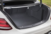 トランクルームの容量は540リッター。後席の背もたれを前方に倒すことで拡大できる。