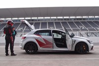 タイム計測前、ピット前でたたずむ「メガーヌR.S.トロフィーR」。今回のタイムアタックには、2020年に国内で発売されるのと同じ市販車両が用いられた。