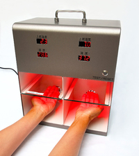 熱体感機（Hem）では、実際にフィルムの有無で熱の感じ方が異なるのを体感できる。