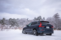 「XC60リチャージプラグインハイブリッドT8 AWDインスクリプション」のボディーサイズは全長×全幅×全高＝4690×1990×1660mm、ホイールベースは2865mm。車重は2180kgと発表されている。