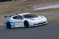 モーターやバッテリーの搭載位置はキャビンの後方。バッテリーは充電に加え、リアカウルを開いて素早く交換できるよう設計されていた。