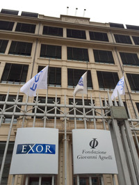 社旗こそ「FCA」「FIAT」だが、表札はすでにいずれも創業家であるアニェッリ家の「エグゾール」（投資会社）と「ジョヴァンニ・アニェッリ財団」になっている。2015年に撮影。