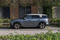 ボディーサイズは全長4445×全幅1845×全高1660mm。先代に対しては130mm長く、25mm幅広く、65mm高くなっている。