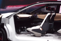 インテリアで木目のように見える部分は、映像を映し出すディスプレイ。ステアリングホイールは、自動運転時にはインストゥルメントパネルに格納される。