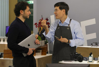 ピッティ会場で。ビジターと話すソン・スー氏。