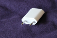 欧州用のUSB電源アダプターは、六角柱型をしている。