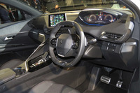 「i-cockpit」と呼ばれる新型「3008」のインストゥルメントパネルまわり（写真は「GTライン デビューエディション」のもの）。