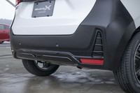 リアバンパーにも専用形状を採用。フロントと合わせて風をきれいに流すことで空力性能強化を図っている。