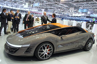 旧ベルトーネによるコンセプトカー「ヌッチオ」。2012年のジュネーブモーターショーで。車両後方左から3番目に、当時のデザインダイレクター、マイケル・ロビンソンが見える。