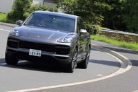 前後ともマルチリンク式の足まわりにはストラット1基あたり3つのチャンバーを備えたエアサスペンションを装備する。