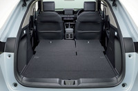 「ヴェゼル」の後席背もたれをダイブダウンさせたところ。端から端までフラットな空間が広がる。