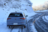 雪と氷が入り交じった道を、慎重に走る「フォルクスワーゲン・ゴルフ」。