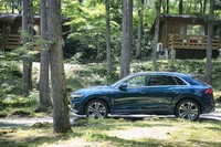 「Q8」の最低地上高は標準で235mm。今回試乗した「Sライン」仕様は15mm低い220mmとなる。