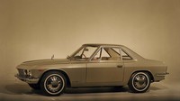 1965年「日産シルビア」（CSP311）。SP311のシャシーにほぼハンドメイドのボディーを載せ、内装も豪華に仕立てた2座クーペで、価格は120万円。日産では2.8リッター直6エンジンを積んだ最高級車の「セドリック スペシャル」（135万円）に次ぐ高価格車だったため、小型車用のダットサンではなく日産ブランドを冠した。