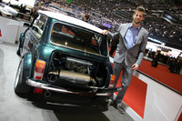 写真5。「ゴルフGTI」のパワーユニットを後部に搭載したモンスターであった。ラファエル・ファイエルリさん（写真）の卒業論文をカタチにしたものである。2018年3月ジュネーブモーターショーで。