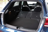 荷室容量は後席使用時の370リッターから、後席バックレストをすべて倒した状態（写真）で、最大1210リッターにまで拡大できる。