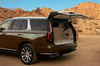 GMが新型「キャデラック・エスカレード」を発表　湾曲型OLEDディスプレイなどの先進装備を多数採用の画像