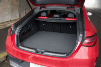 荷室の容量は先代モデルよりも45リッター大きい545リッター。