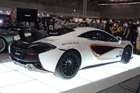 リアには巨大なカーボンファイバー製ウイングが装着されている。