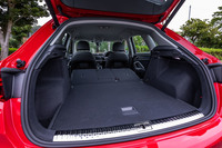 後席シートバックをすべて前方に倒した様子。この状態での荷室容量は1525リッターとなる。試乗車に装備されていた、足の動きで作動する「オートマチックテールゲート」は「ベーシックパッケージ」に含まれるオプション装備。