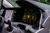 ライト操作スイッチパネルからメータークラスター「デジタルコックピットプロ」を経由し、センターコンソールディスプレイまでなだらかに続く新型「ゴルフ」のインストゥルメントパネル。機械式スイッチを廃した、未来的でスッキリしたデザインが特徴だ。