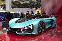 最高速400km/h超を標榜する中国・紅旗のハイパーカー「S9」。同社は電動SUVの「E115」も展示した。