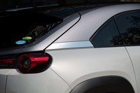 「フリースタイルドア」が可能にした、前方に大きく傾斜した太いリアピラー。仮に通常の4ドアを採用していたらサイドの開口部を確保するためにピラーがもっと後ろに移動していたという。